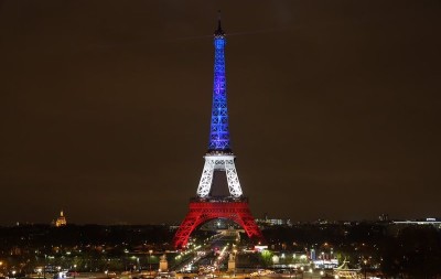 Paris (França) - A Torre Eiffel foi iluminada com as cores azul, branco e vermelho da bandeira francesa (Divulgação Prefeitura de Paris)